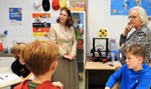 <p>Leerlingen van groep 7 demonstreren de 3D printer tijdens de wetenschap- en techniekles aan burgemeester Ten Burggencate (links) en wethouder Beens.</p>