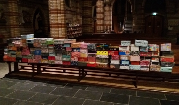 <p>Vele schoenendozen, klaar voor vervoer.</p>