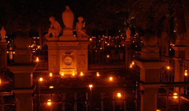 <p>Sfeervolle foto van de begraafplaats tijdens een eerdere lichtjesavond.</p>