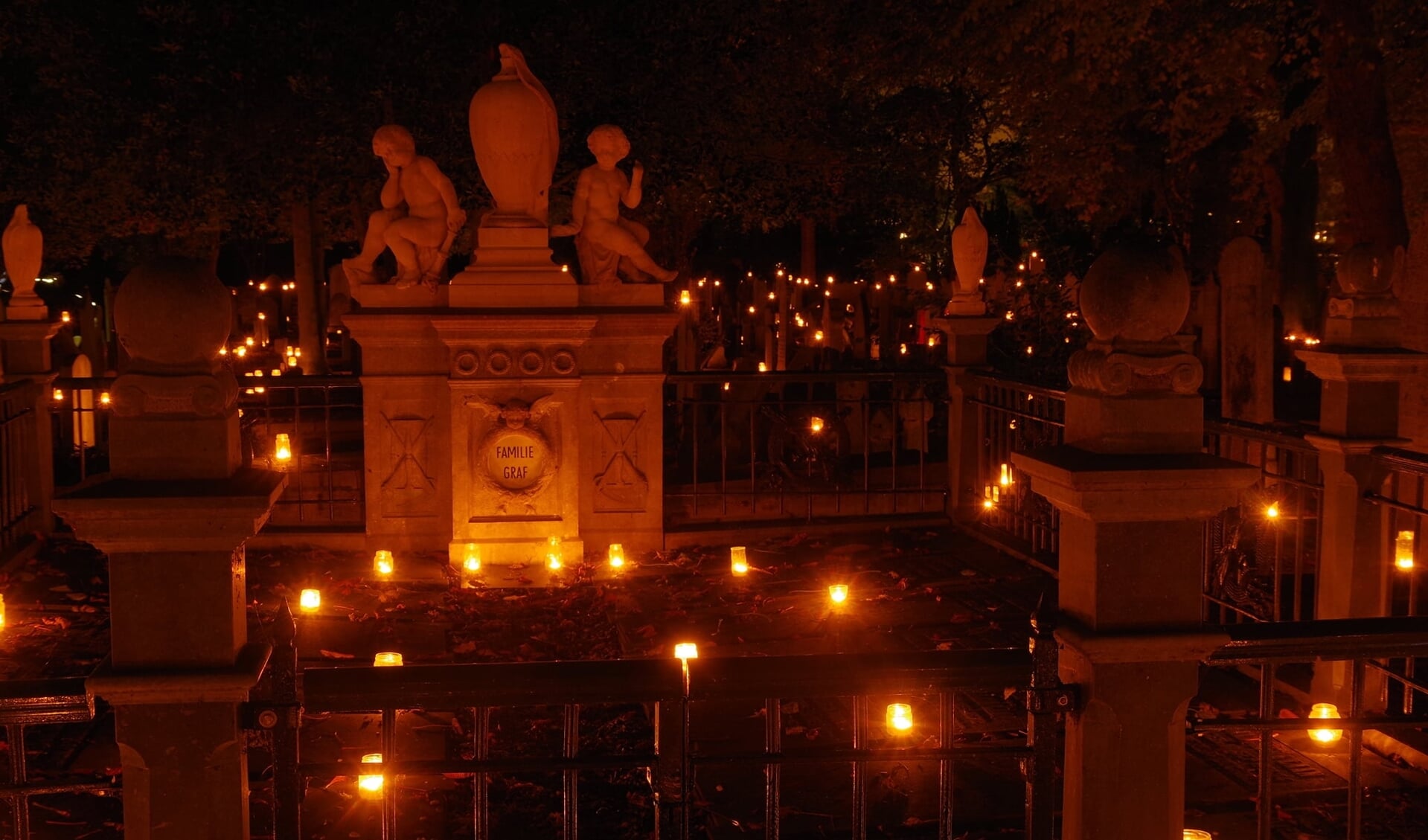 Sfeervolle foto van de begraafplaats tijdens een eerdere lichtjesavond.