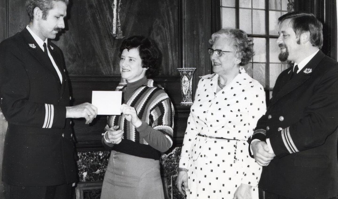 Vlootaalmoezenier Jan Bandsma (rechts) met vlootpredikant ds. Fre van den Bom verblijden mevrouw Aggenbach van de Zonnebloem met een cheque van 1500 gulden - in februari 1976