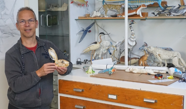 Jeroen Verhoeff is één van de kunstenaars die zijn atelier openzet op de Open Atelierdagen en is te vinden in de Vossenstraat 40 en te bereiken via de steeg.