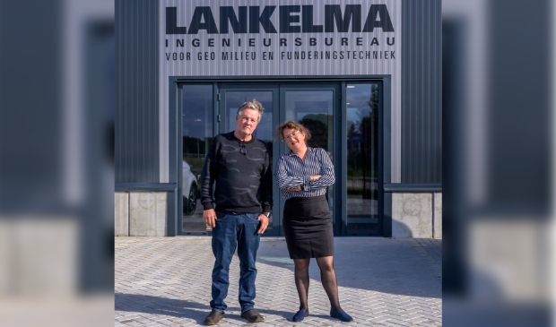 <p>Gerard en Anne Lankelma voor de entree van het nieuwe pand in de Baanstee.</p>