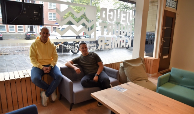 <p>Imad Aoulad Taher en Mourad El Otmani in de Jeugdbuurtkamer.<br><br></p>