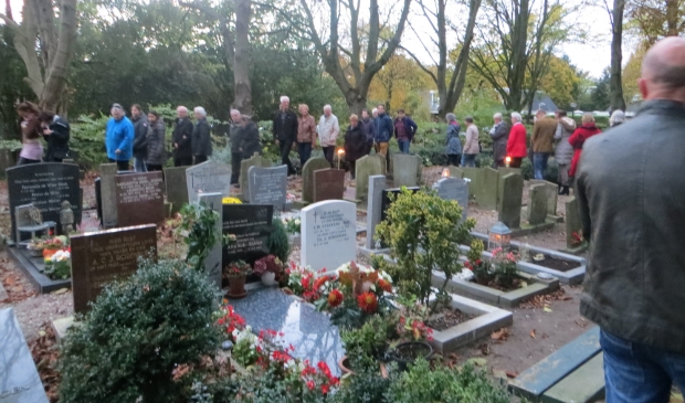 <p>Samenkomst op het kerkhof aan de Drieboomlaan.</p>