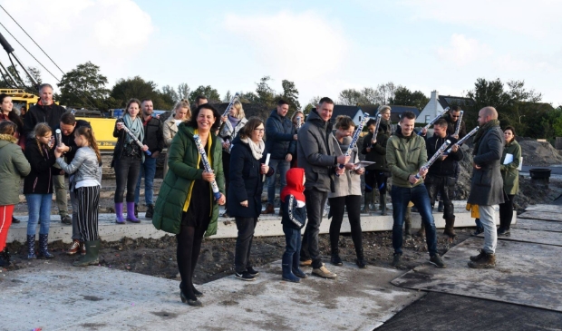 <p>Wethouder Van Langen tussen de kopers van het CPO-project. </p>