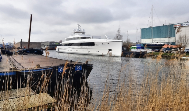<p>Van bajesboot/hotelboot voor de opvang van vluchtelingen tot miljoenenjachten, je komt het allemaal tegen op de Achtersluispolder...</p>