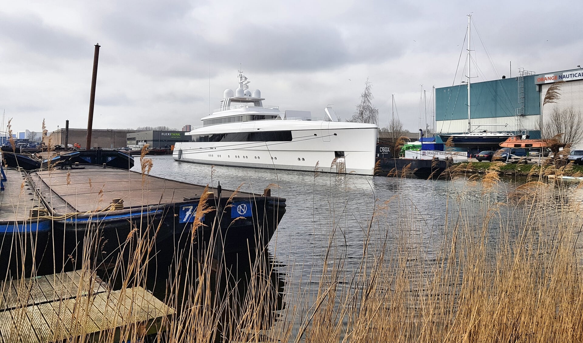 Van bajesboot/hotelboot voor de opvang van vluchtelingen tot miljoenenjachten, je komt het  allemaal tegen op de Achtersluispolder...