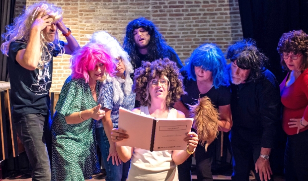 <p>Toneelgroep Drommedaris Enkhuizen staat weer op de planken: Willeke Poot oefent met haar mede-acteurs voor de nieuwste voorstelling.</p>