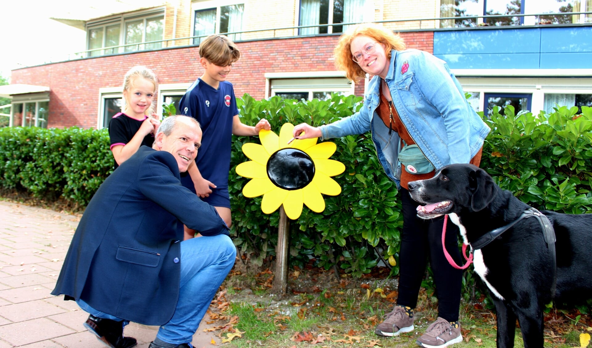 Een muzikale bloem wordt uitgetest door Ivy en Dean van Herk en Ratna Griffioen, samen met wethouder Gert-Jan Schotanus.