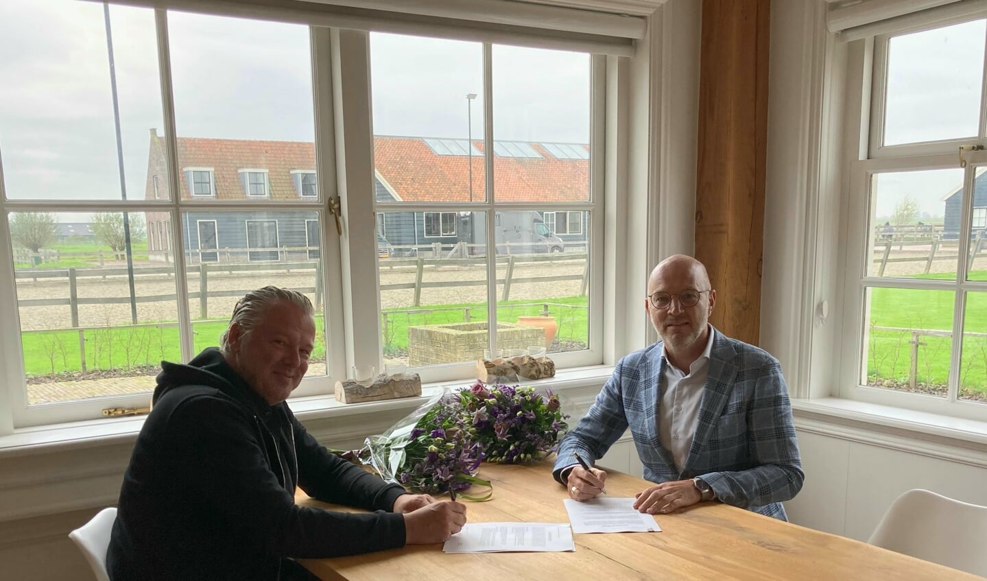 Na het ondertekenen werd de sleutel door Patrick van Nek (l) aan Arjan Baan, directeur De Zorgcirkel overhandigd en kan het nieuwe Buitenhuis ingericht worden.