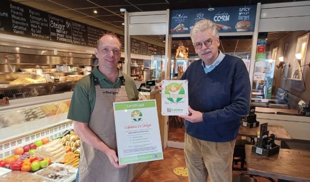 <p>Michael Brink van Cafetaria de Steiger is trots op het Goed Gefrituurd Keurmerk.</p>