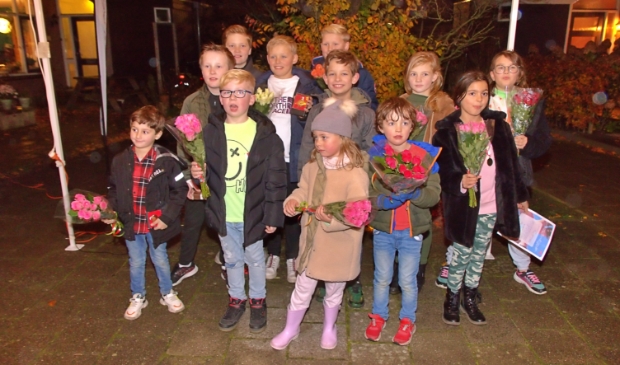 <p>Diverse kinderen kregen een lintje. </p>