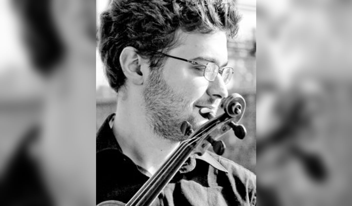 Het concert is deel van een tournee waarin Joe afscheid moet nemen van zijn geliefde Gagliano viool.
