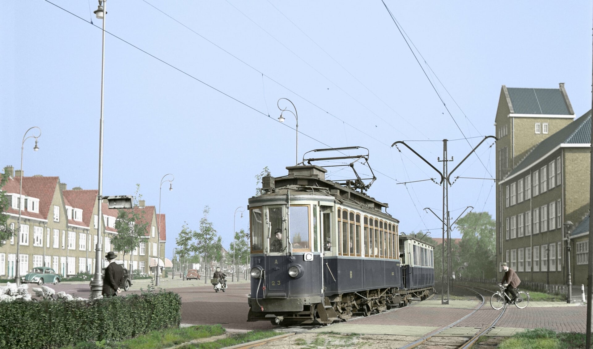 De tram voor het Bredero college in 1956.  