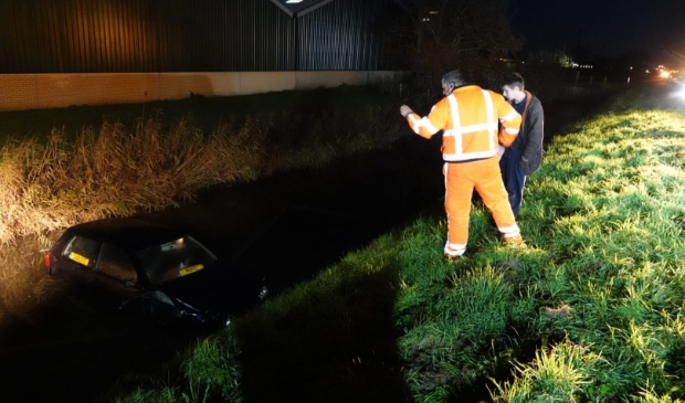 <p>De auto is later uit het water gesleept.</p>