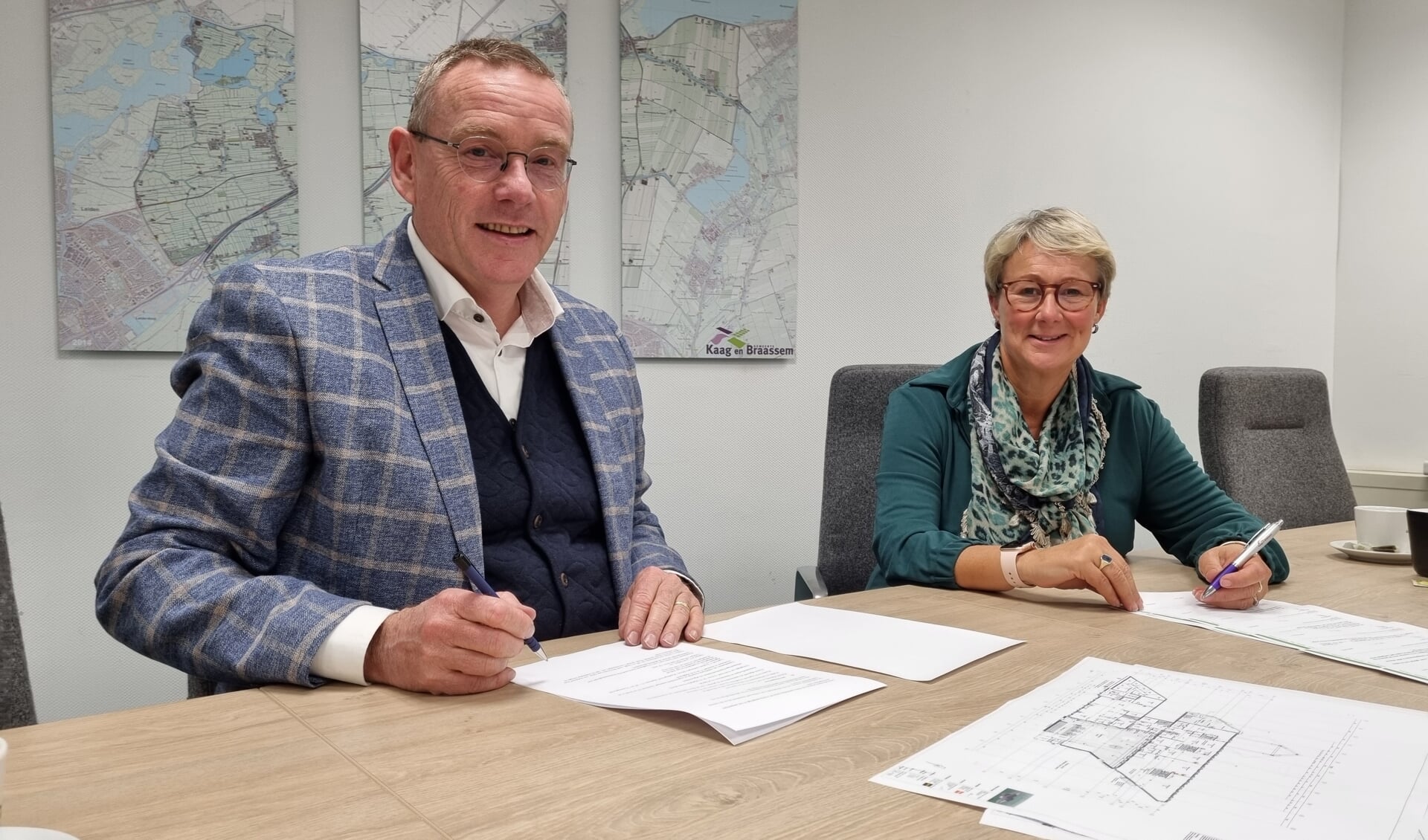 Op woensdag 3 november ondertekenden Marcel Meulen, directeur bestuurder bij Woondiensten Aarwoude en Yvonne Peters, wethouder van de gemeente Kaag en Braassem, de koopovereenkomst voor 7 sociale huurwoningen in Rijnsaterwoude 
