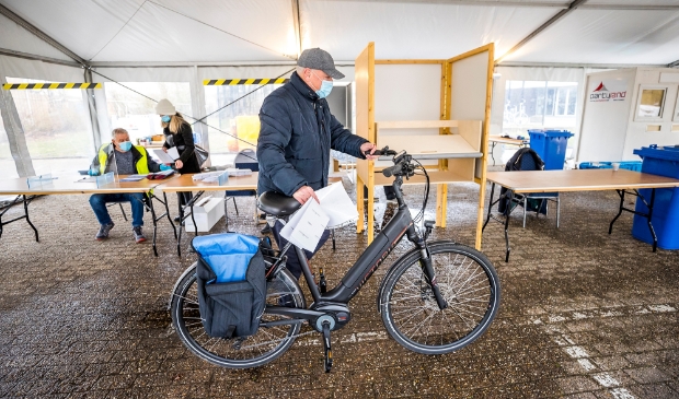 Er zijn vele manieren om veilig je stem uit te brengen, bijvoorbeeld per fiets.