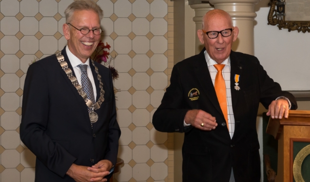 <p>Apetrots was Jan toen hij in 2018 van de burgemeester een Koninklijke Onderscheiding kreeg opgespeld.</p>