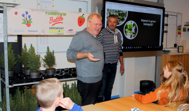 <p>Op de St. Michaëlschool in Hazerswoude kregen kinderen een gastles van oud-kwekers Gert Rijkaart (li) en André van Zoest. Ook bezochten zij De Meridiaan in Alphen. </p>