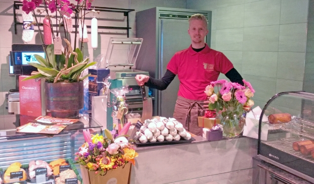 <p>Robin Tuijp in zijn vernieuwde slagerij.</p>