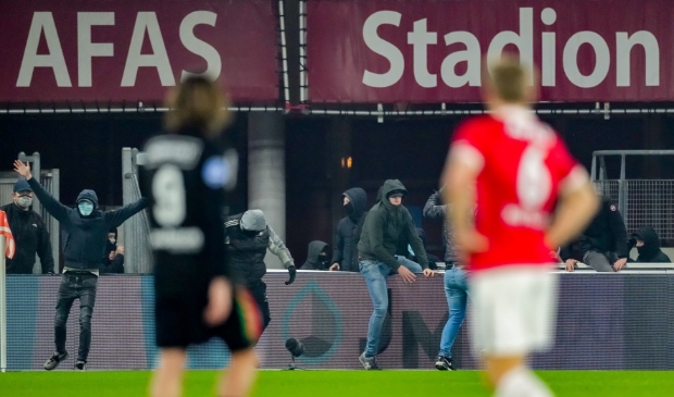 <p>Supporters drongen zaterdag tijdens AZ-NEC het stadion binnen.</p>