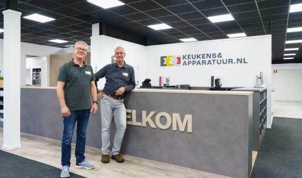 <p>&nbsp;Norbert Torsing en collega Jan bij de toonbank van 123Keukens&Apparatuur.</p> 