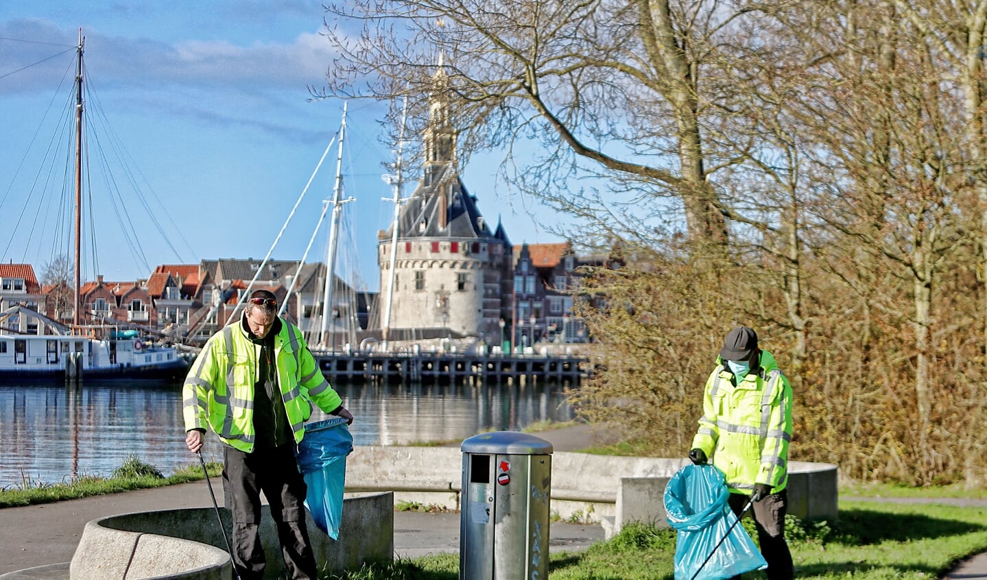 Joost (l) en Anthony ruimen vijf dagen per week afval op, onder andere in het Julianapark in Hoorn.