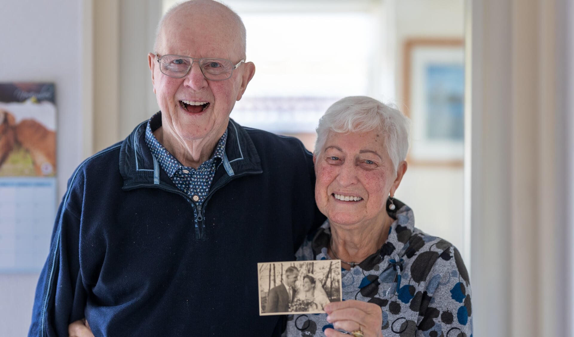 Gerard en Maartje laten lachend een foto zien van hun trouwen in 1951: "Niks veranderd!"
