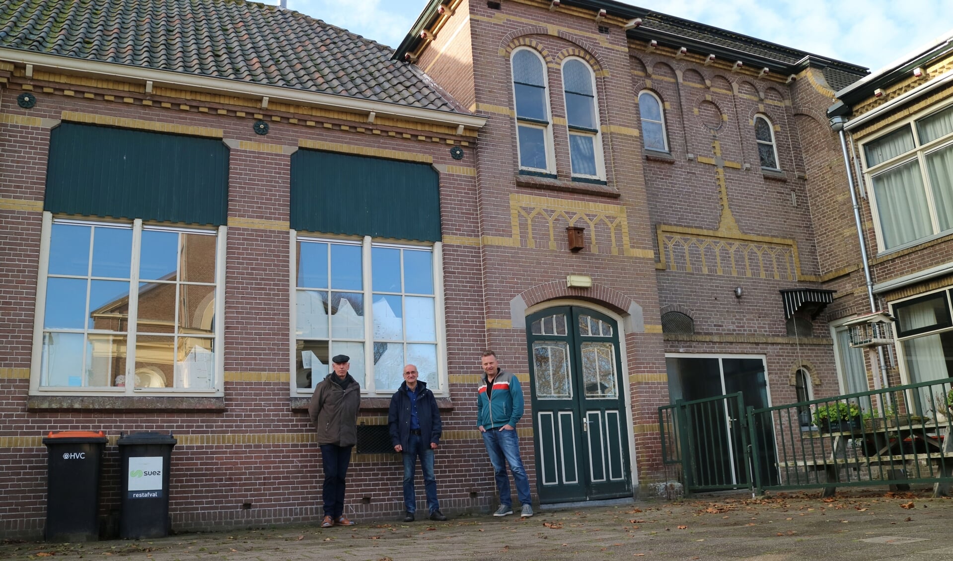 Henri Bleeker (voorzitter SHHW), Ruud Hoogenboom (secretaris SHHW) en Sander Bakker (beheerder Facebook Het Geheugen van Westwoud) strijden voor behoud van Zusterschool.