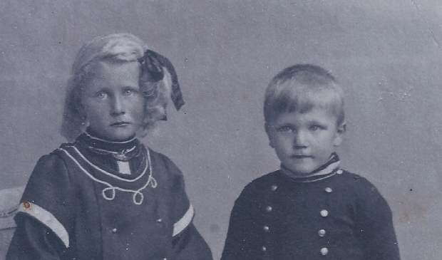 <p>Wie herkent deze kindjes? De foto is van rond 1910.</p>
