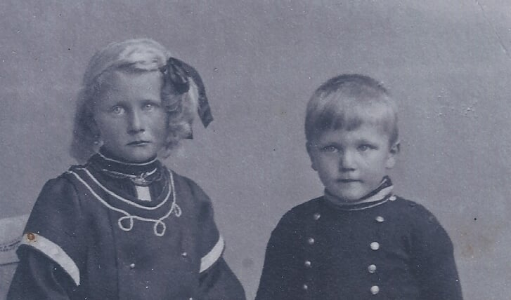 Wie herkent deze kindjes? De foto is van rond 1910.