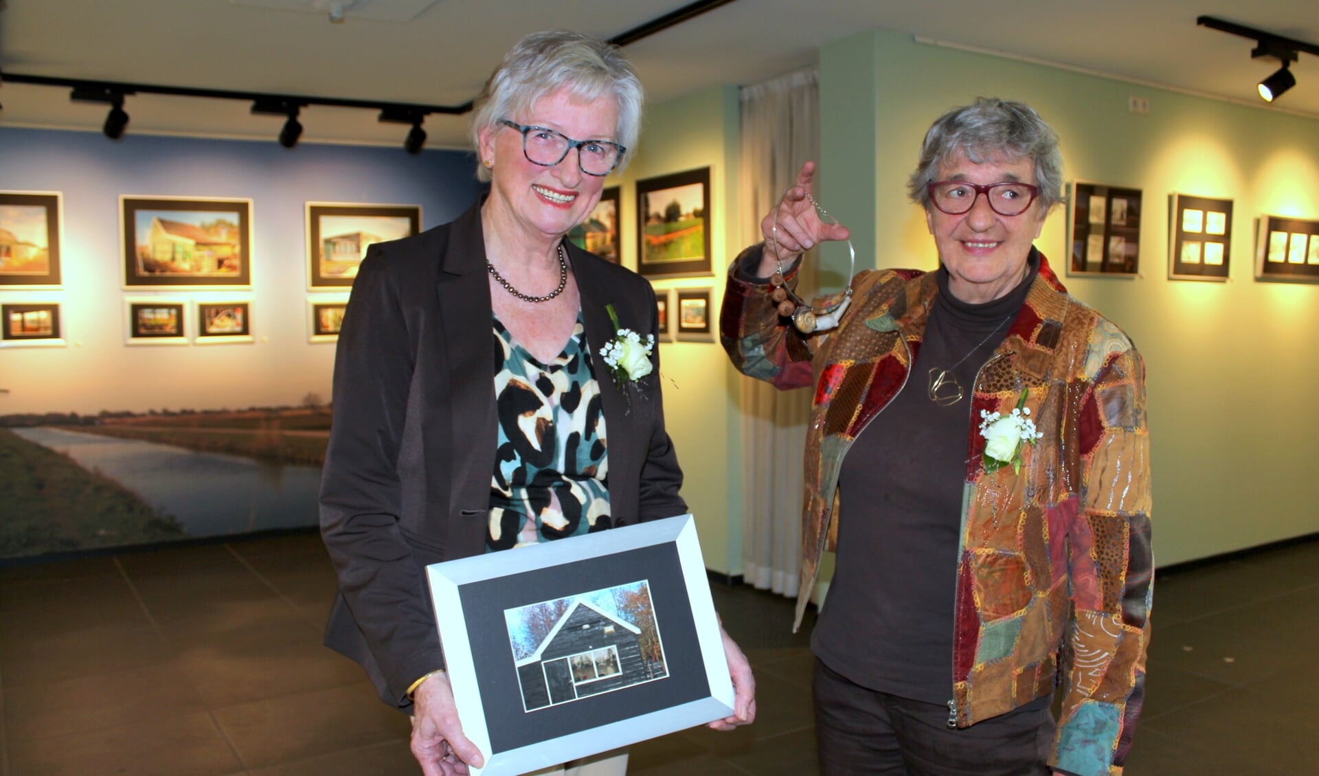 Rieni Stolwijk (li) en Lise Colpa tonen werken op hun gezamenlijke expositie: een foto van een oud boomkwekersloodsje en een collier met gevonden pijpenkoppen.