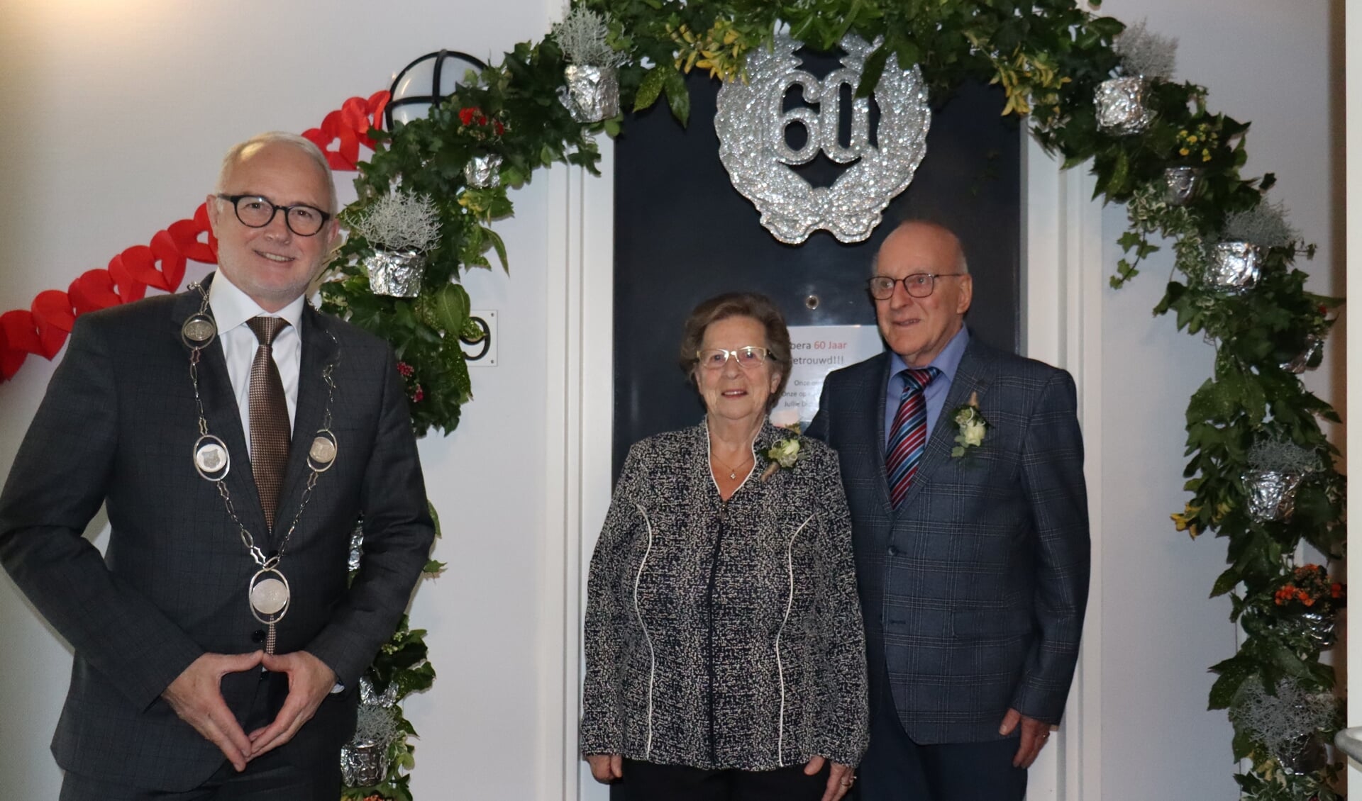 Burgemeester Van den Hengel ging bij het echtpaar Van der Vliet op bezoek. Hij gaf felicitaties voor hun zestig jarig huwelijksjubileum.