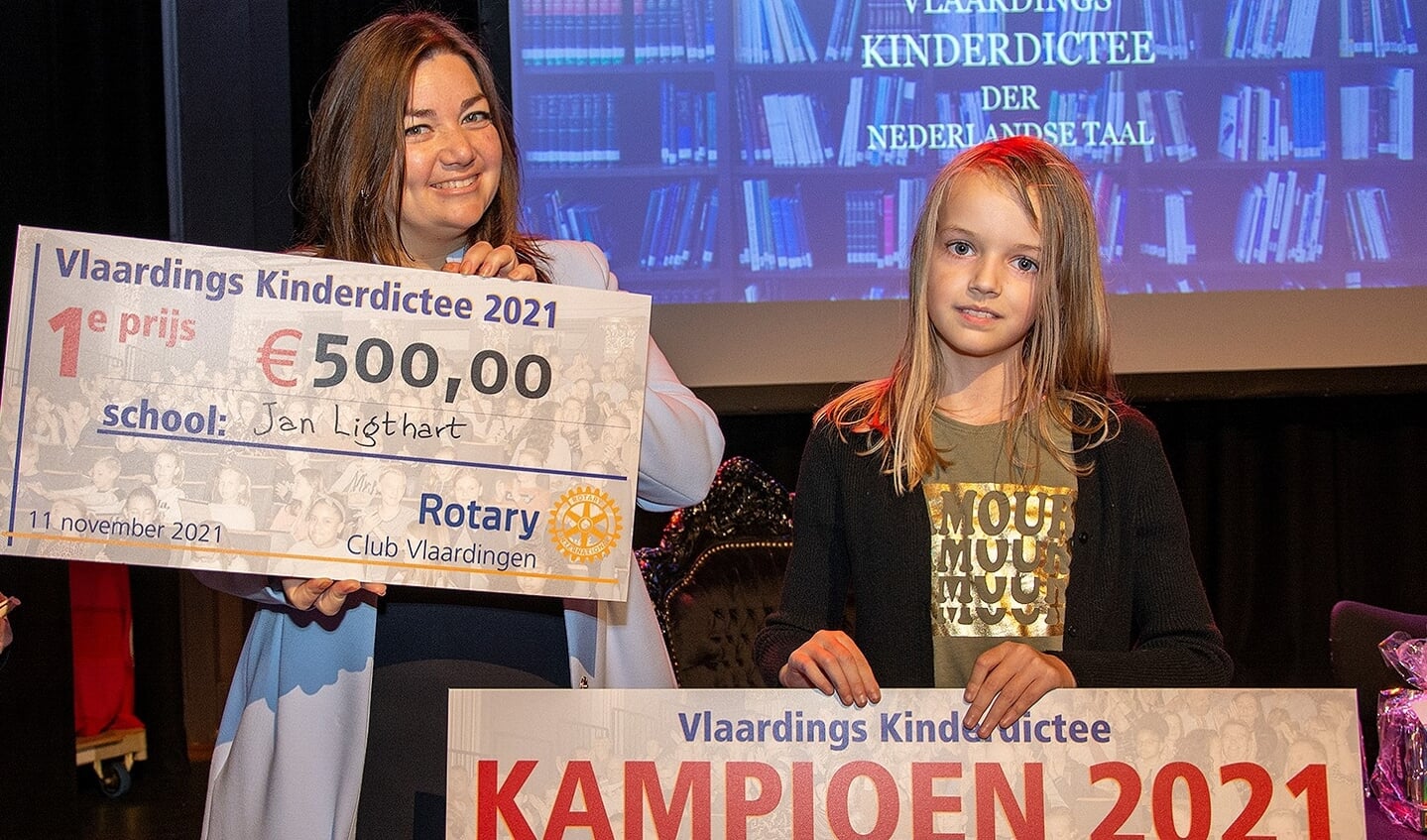 Wethouder van onderwijs in Vlaardingen, Jacky Silos, overhandigt de prijzen aan de winnares Zara Jordaan.