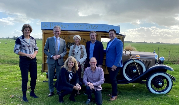 <p>Het stichtingsbestuur met de burgemeesters Don Bijl (Purmerend), Marian van der Weele (Waterland) en Lieke Sievers (Edam-Volendam) voor de inmiddels bekende oldtimer. </p>