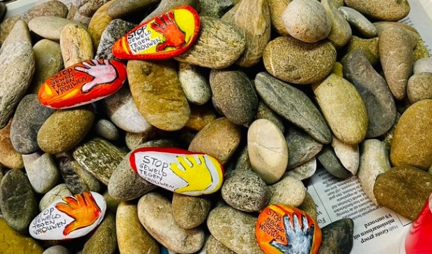 <p>Er zijn speciale happy stones gemaakt met de tekst 'Stop geweld tegen vrouwen'. </p>