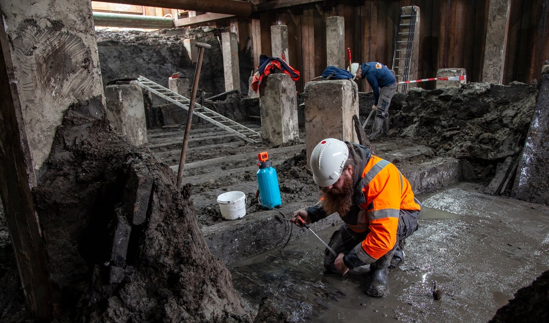 Bij graafwerkzaamheden voor het nieuwe gemaal net ten noorden van Monnickendam is een zeer bijzondere archeologische vondst gedaan. Het gaat om de bodem en de wanden van een laatmiddeleeuwse sluis. 