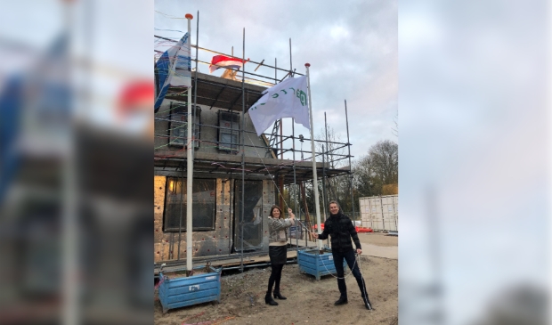 <p>Monique Kwaak (manager Vastgoed Parteon) en Levinus Jongmans (programmamanager gemeente Zaanstad) hijsen de vlag. </p>