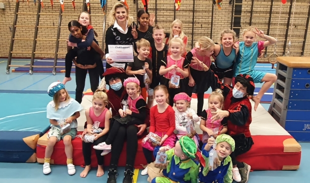 <p>Een cheque van 605 euro voor Achilles</p>