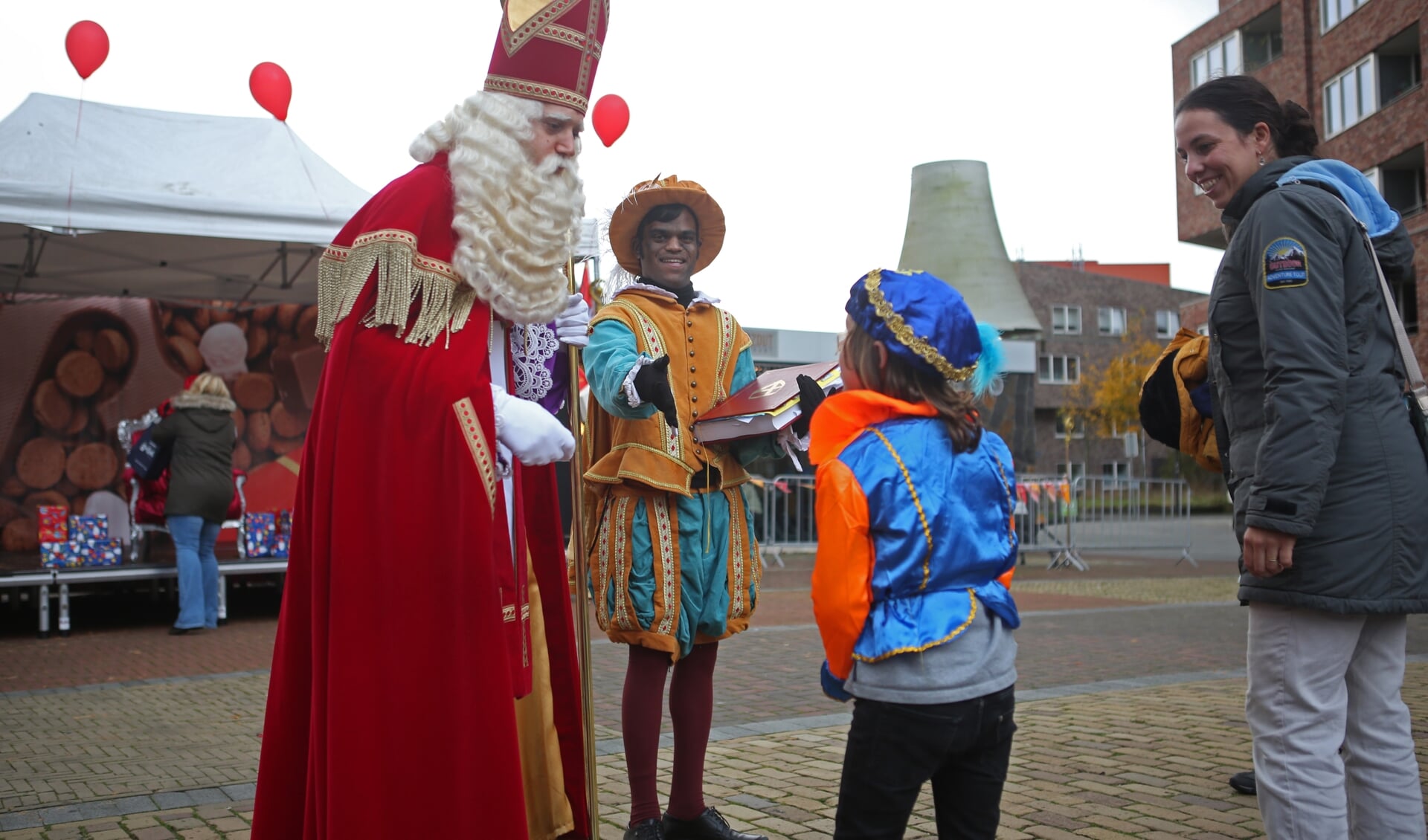 Sinterklaas bezoekt het Marsmanplein in Haarlem-Noord.