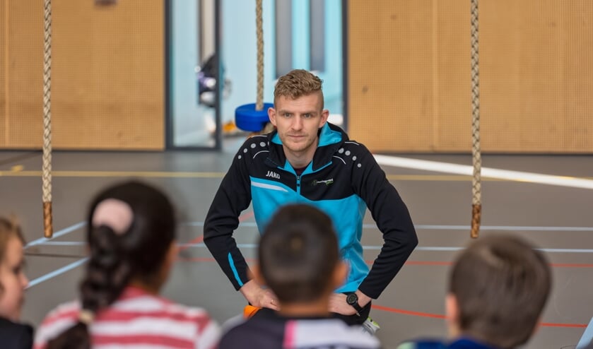 Bart combineert zijn werk als sportmakelaar met het geven van bewegingsonderwijs op basisscholen.