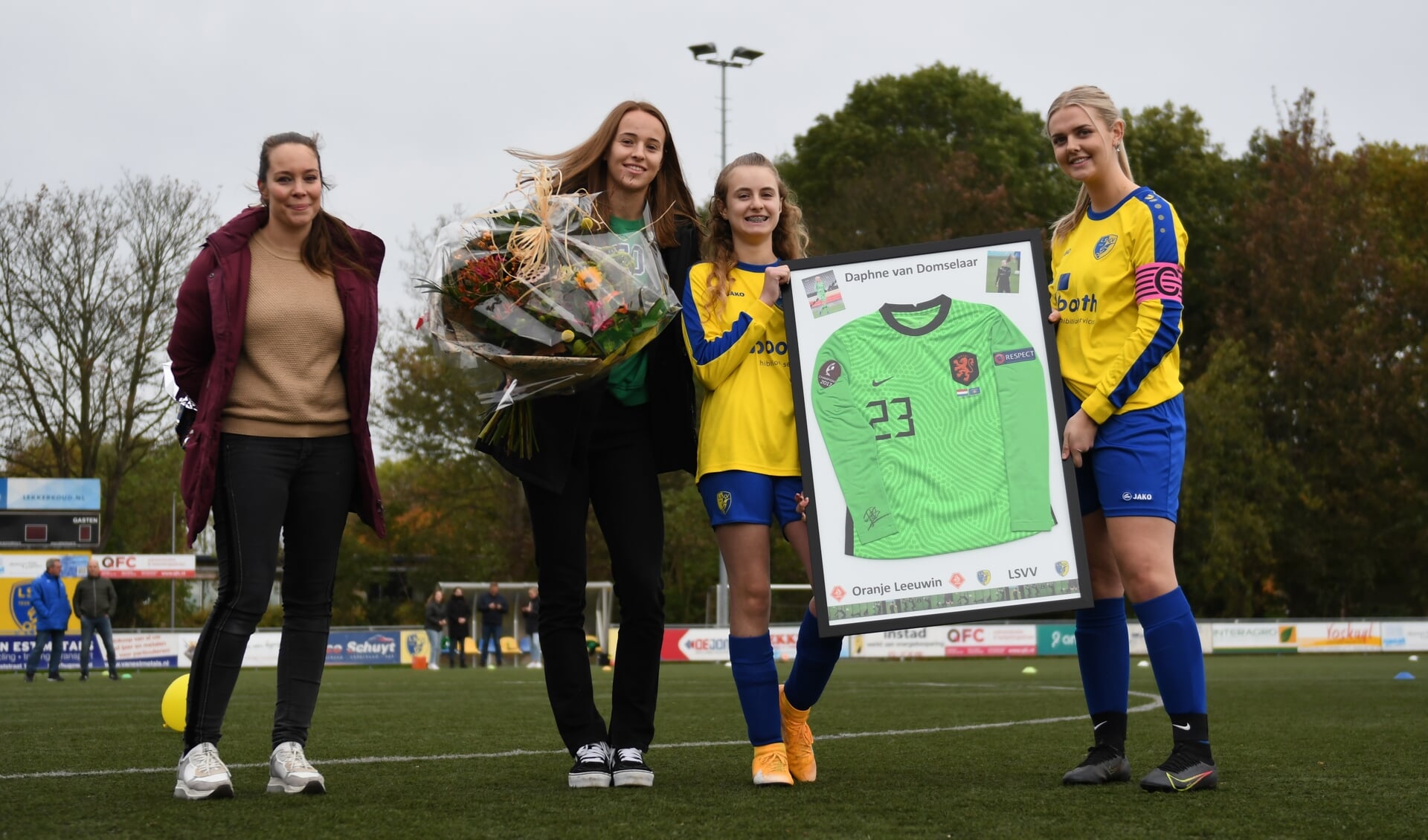 Sharline de Jongh en Joyce Reus ontvingen uit handen van Daphne van Domselaar haar shirt van het Nederlandse Elftal.