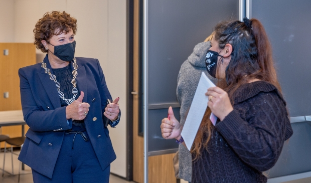 Sarah heeft zojuist voor het eerst als Nederlander haar stem uitgebracht, tot groot plezier van burgemeester Leontien Kompier van Langedijk.