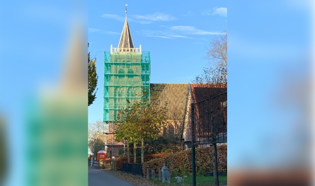 <p>De kerk in de steigers.</p>