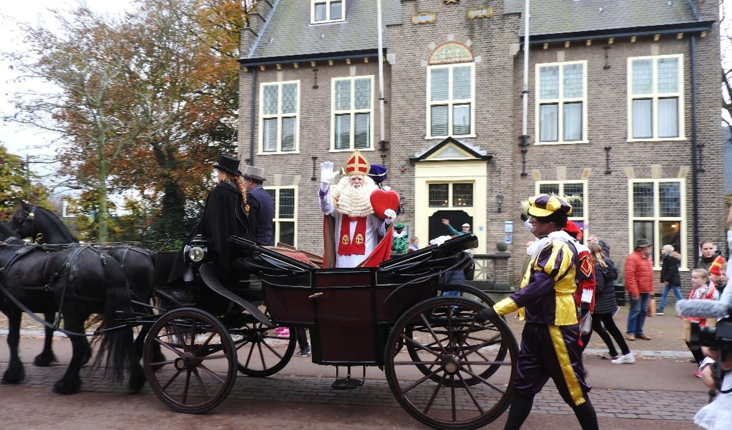 Castricum: Sinterklaas voor het Oude Raadhuis 
