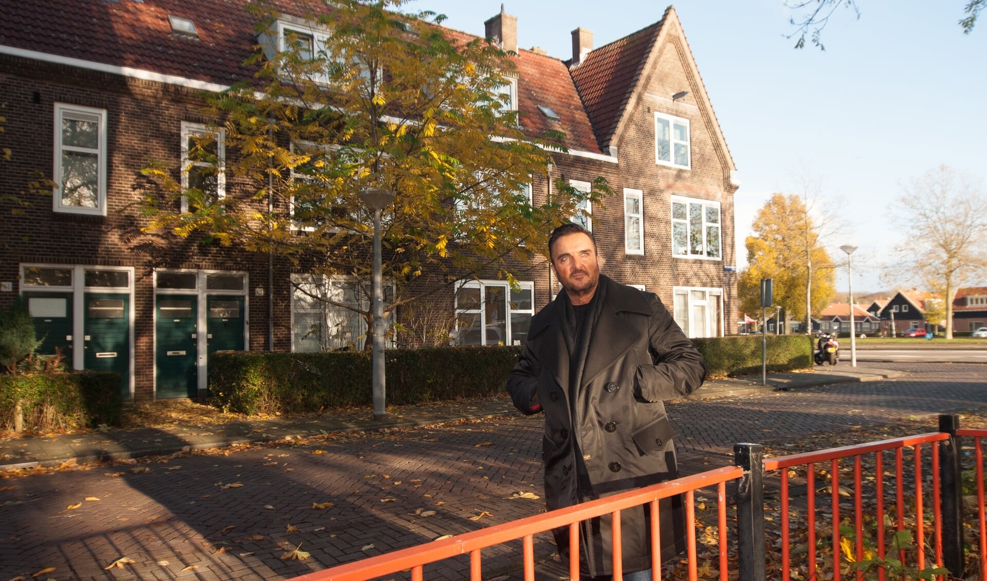 Mick Harren in Amsterdam-Noord voor het huis van zijn overleden moeder.