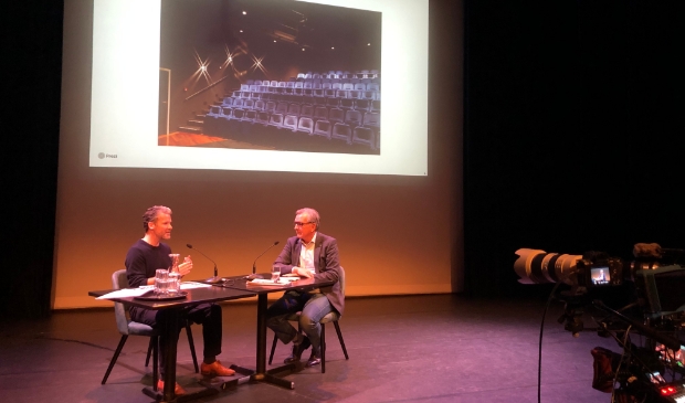 <p>Jaap Sluis in gesprek met Tommie van Eck, directeur van De Purmaryn.</p>