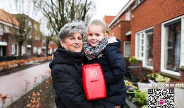 <p>Collectanten lopen voor het Leger des Heils.</p>