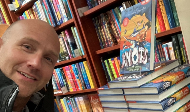 <p>Tijs van Marle komt zaterdag beide boeken uit de Knots-reeks signeren in Castricum. </p>